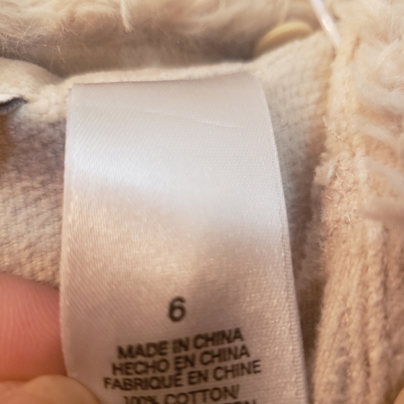 Beautiful cream color button up, short jacket with detachable fur collar. - Picture 6 of 8
